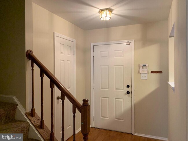 Building Photo - 5906 S Hil Mar Cir