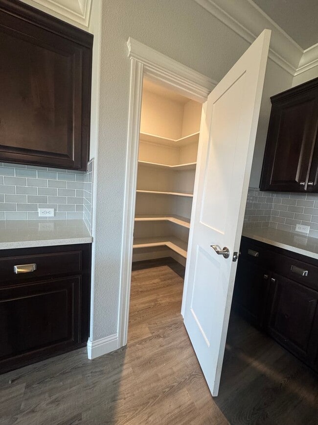 Foto del edificio - 4 BED 2.5 BATH HOME IN REDDING, CA