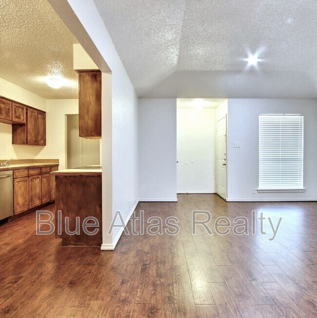 Building Photo - 6857 S Creek Dr