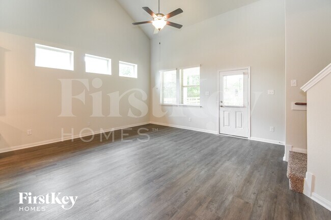 Foto del edificio - 321 Lk Wy Cir