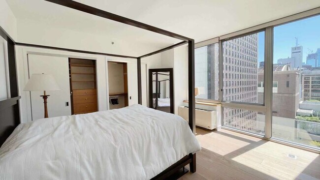 Building Photo - 225 W 60th St