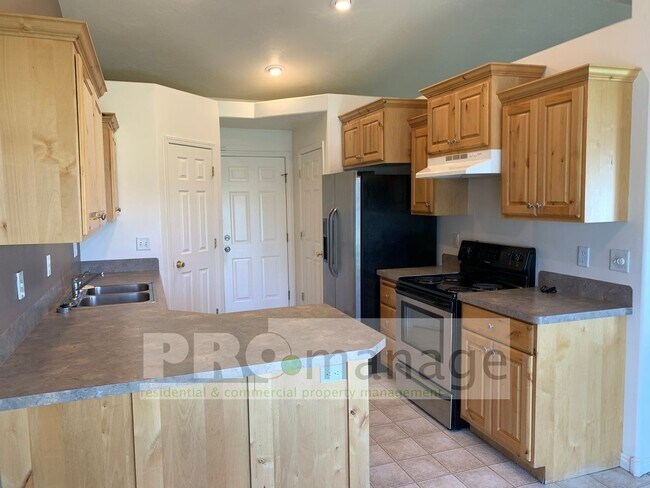 Foto del edificio - 3 Bed / 2 Bath Townhome w/ 2 Car Garage  -...