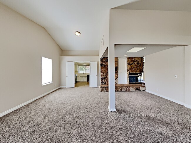 Building Photo - 541 N Hemet St