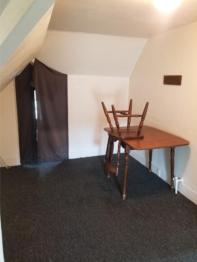 dining area - 129 Elm Rd NE