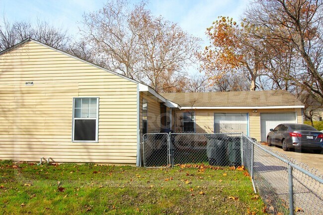 Building Photo - 905-907 Estelle Ave