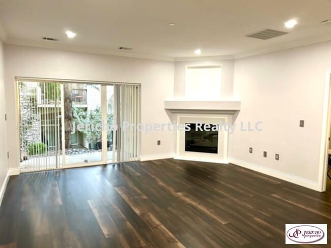 Building Photo - JUST REDUCED!!   BEAUTIFULLY UPDATED 2 BED...