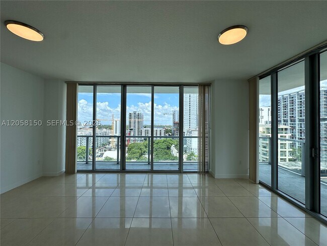 Foto del edificio - 1111 SW 1st St