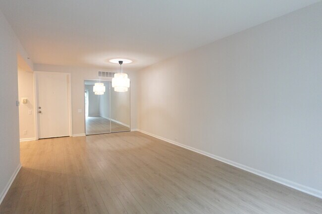 Foto del edificio - 600 W Russell St