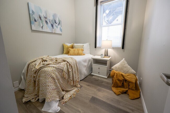 Photo du bâtiment - Gorgeous 2 Bed 1 Bath - Located in the Heart of Sarnia!