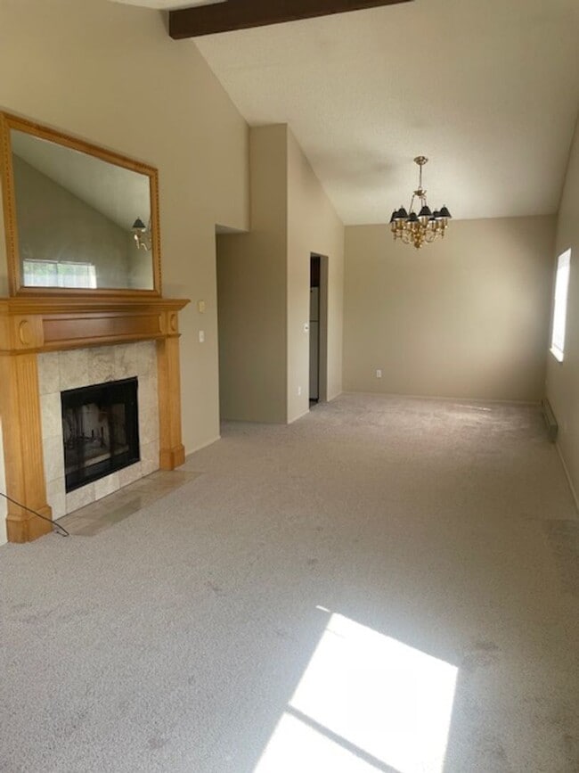 Building Photo - Beautiful top floor 2 bedroom, 2 bath in B...