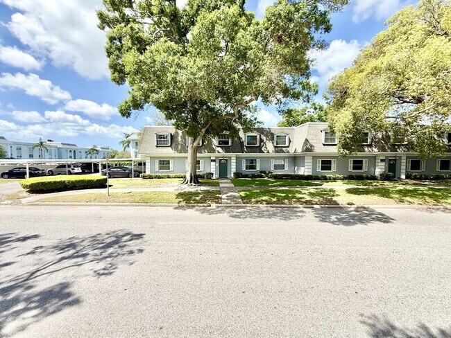 Foto del edificio - 1712 Belleair Forest Dr
