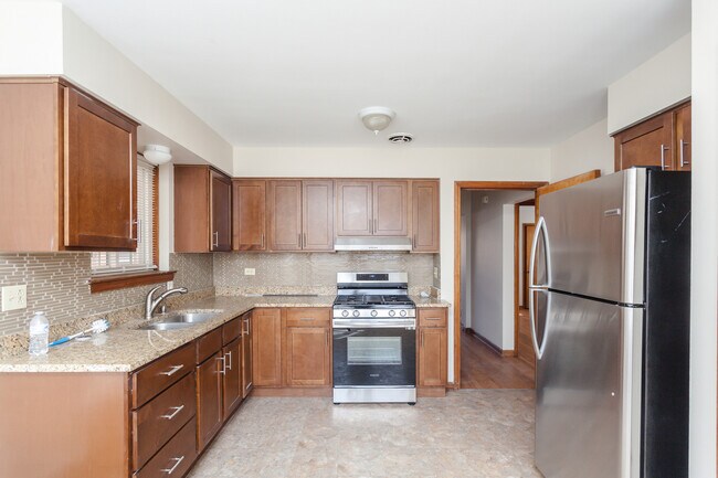 Building Photo - 4015 W OAKDALE Ave