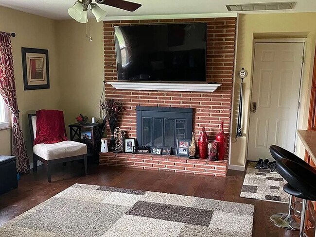 Building Photo - Beautiful 4 Bed 2 Bath w/2 Car Garage