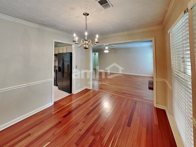 Foto del edificio - 1013 Victoria Ln W