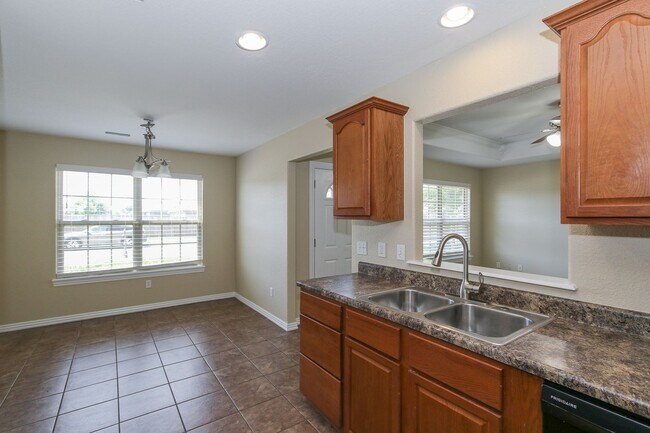 Foto del edificio - Spacious 4-Bedroom Home with Modern Upgrad...