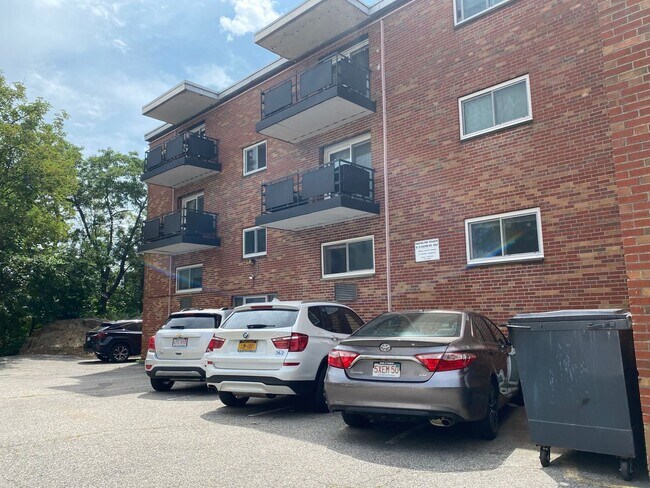 Building Photo - Pets Friendly. Garden Level. Eat-in Kitche...