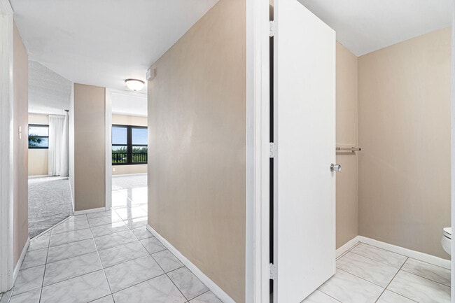 Foto del edificio - 3200 Port Royale Dr N