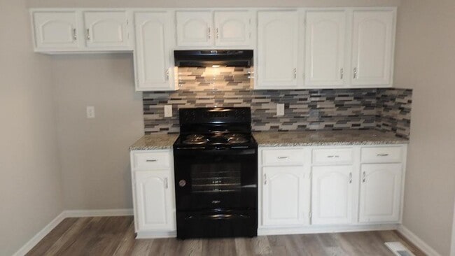 Foto del edificio - 1813 Glenn Hendren Dr