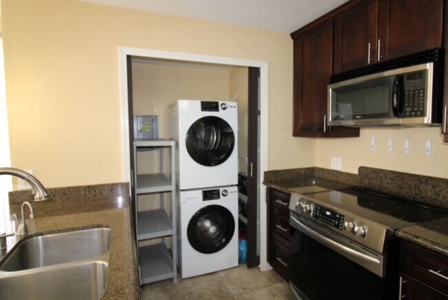 Foto del edificio - Beautiful 2 Bedroom and 2 Bath Apartment i...