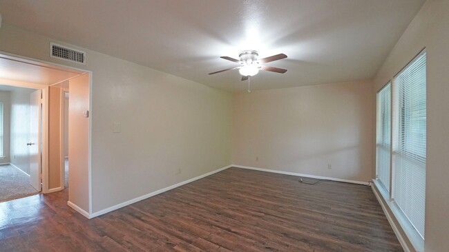 Building Photo - FOR LEASE! 2 Bedroom - 1 Bath - Upstairs U...