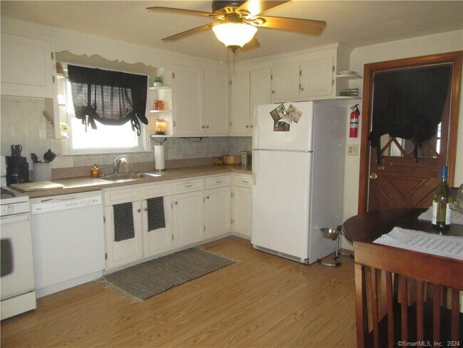 Building Photo - 145 Quaker Ln S