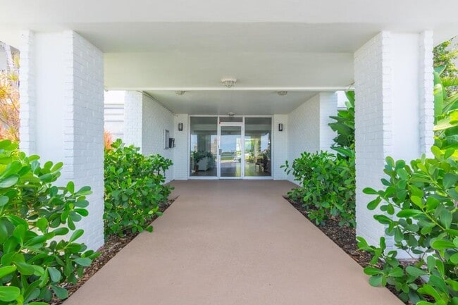 Building Photo - 917 N Flagler Dr