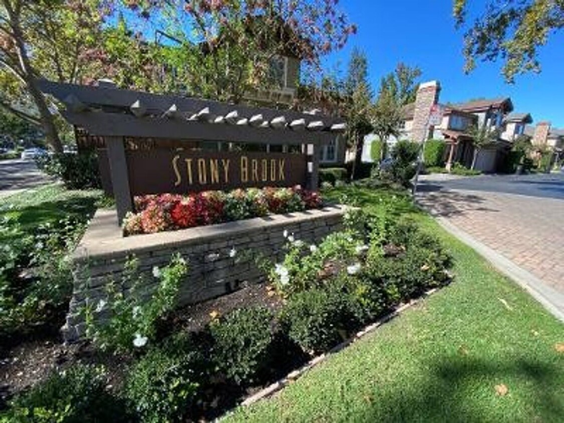 Foto principal - 3 Bed 3.5 Bath + Loft, In Downtown Danvill...