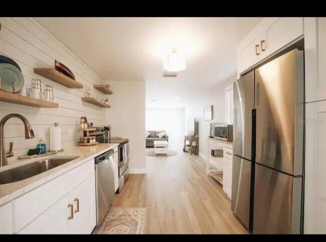 Foto del edificio - 54 Rivershore Dr