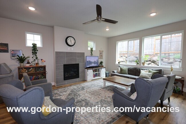 Foto del edificio - SE Golden Eagle Ln - 4 bedroom home in Hap...