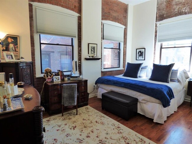 Building Photo - 347 Varick St