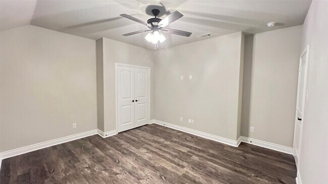 Foto del edificio - 6110 Coles Ln