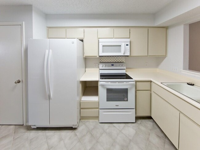 Building Photo - 6534 E Hill Dr