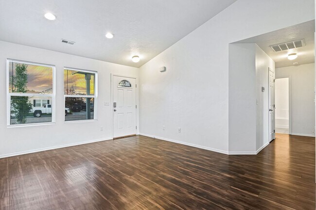 Foto del edificio - 3 Bedroom, 2 Bath, 2-Car Garage with Room ...