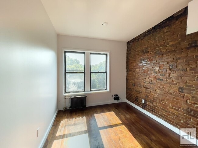 Building Photo - Spacious Crown Heights 2-Bed 1-Bath / Expo...