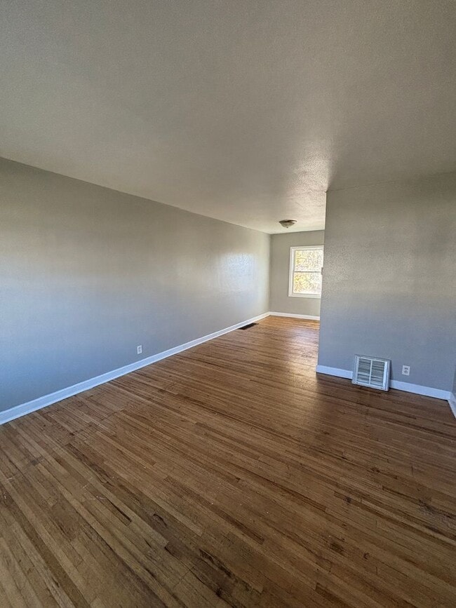 Building Photo - 2 bedroom 1 bath townhouse with walkout ba...
