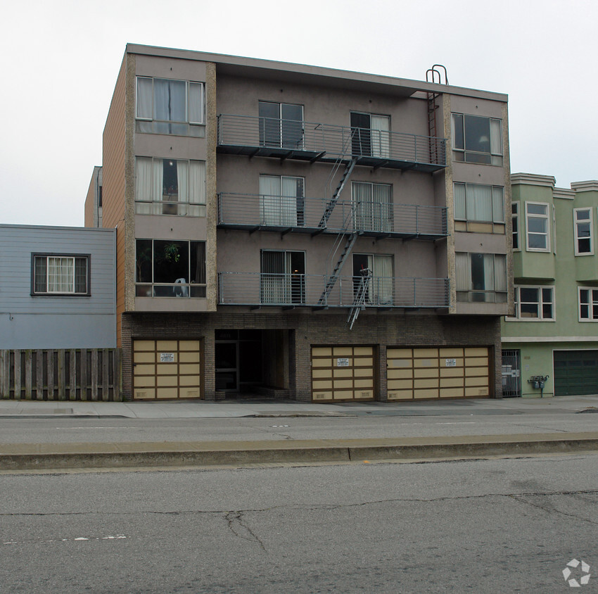 Building Photo - 4611 Lincoln Way