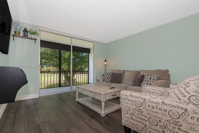 Building Photo - 9811 N Hollybrook Lake Dr