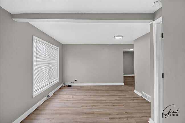 Building Photo - $1300 2 bedroom bungalow