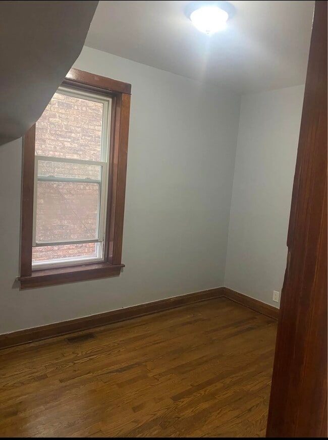 Building Photo - 5927 S Maplewood Ave