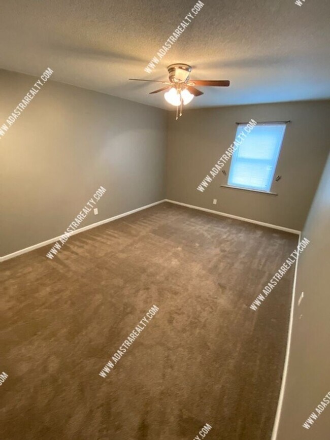 Foto del edificio - Remodeled Duplex in Olathe-Available NOW!!