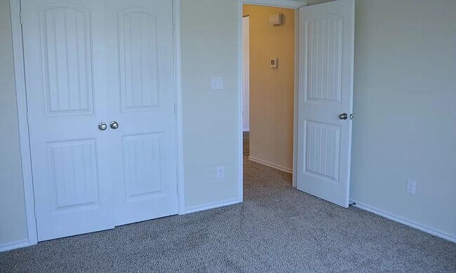 Building Photo - SOLAR PANEL HOME! 3 Bedroom 2 bathroom hou...