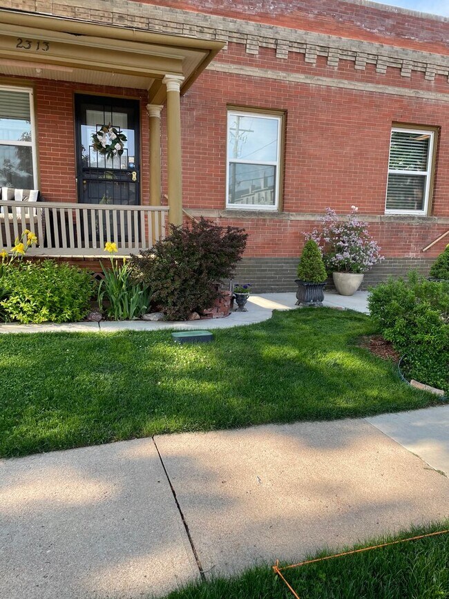Foto del edificio - Charming duplex available in Cherry Creek North, one of Denver’s most sought-after neighborhoods!