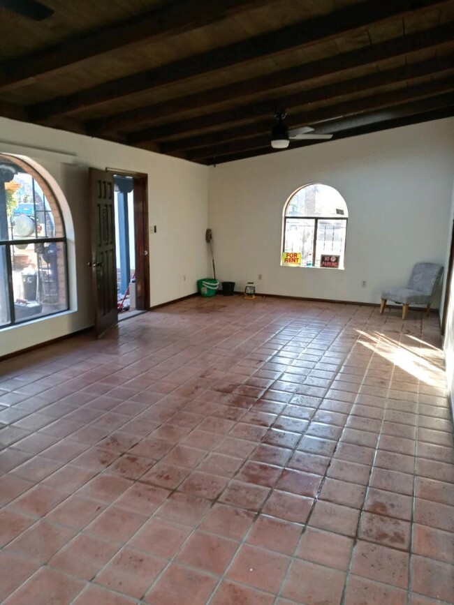 Large living room with lots of light - 17 Calle Baca