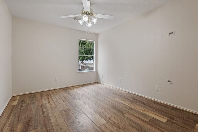 Foto del edificio - 22523 Holly Lake Dr