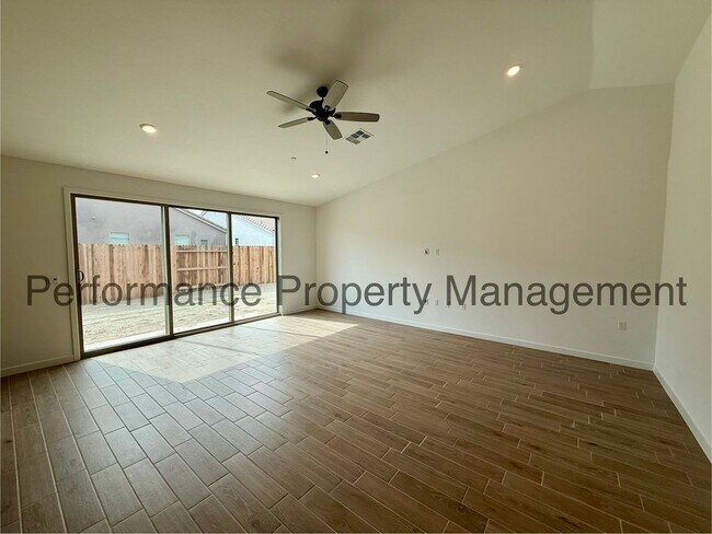 Foto del edificio - New Construction 5 Bed/3 Bath Home in SW Bakersfield w/ Solar, RBP & $0 Deposit Option