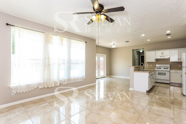 Foto del edificio - Make this spacious 4 Bd 2 Bath Yours Today