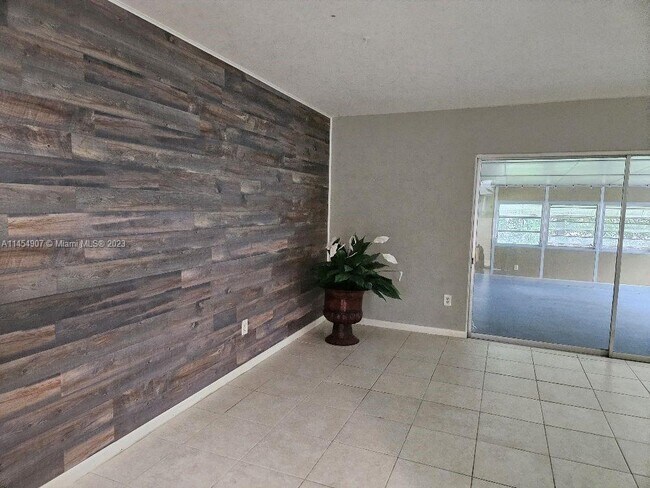 Building Photo - 106 Park Ln E
