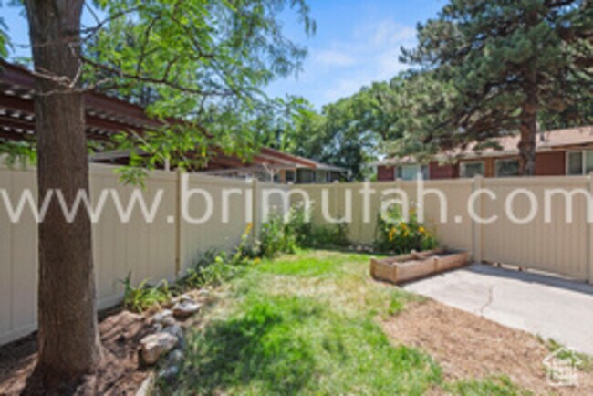 Foto del edificio - 2572 E Canterbury Ln