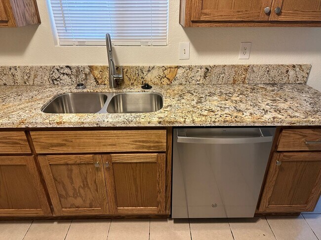 Foto del edificio - 523 W Meadow Ct