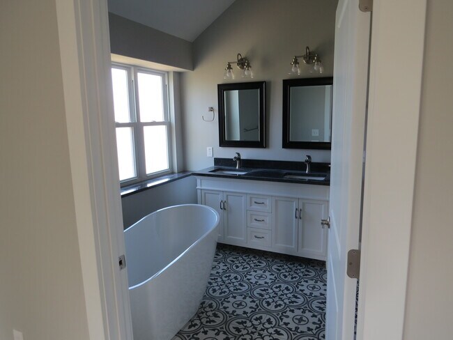 Building Photo - 150 Cedars Pl